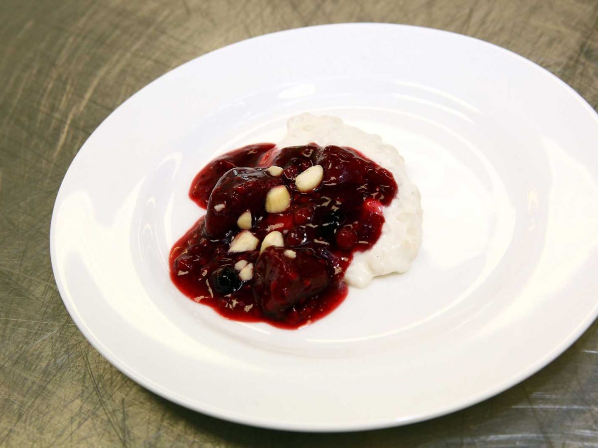 Krémová mléčná rýže s mandlemi a ovocnou omáčkou