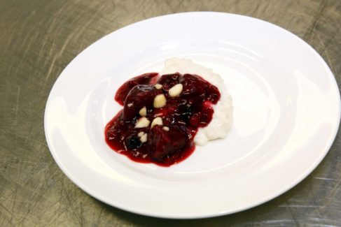 Krémová mléčná rýže s mandlemi a ovocnou omáčkou