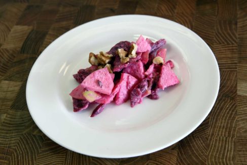 Červená řepa s jablky, vlašskými ořechy a zakysanou smetanou