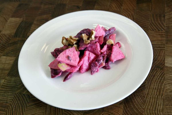 Červená řepa s jablky, vlašskými ořechy a zakysanou smetanou