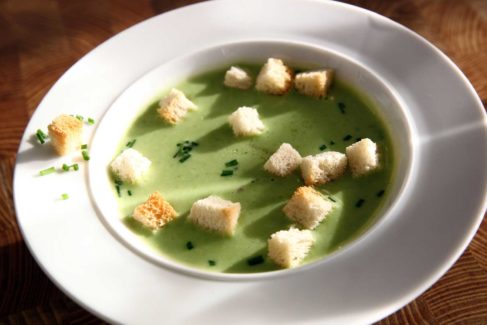 Polévka ze zeleného hrášku se šunkou a křupavými krutóny