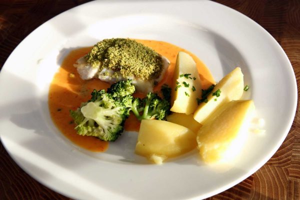 Hejk s bylinkovou krustou, omáčkou z červených paprik, brokolicí a vařeným bramborem