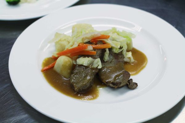 Hovězí pečené na zelenině s restovanou kapustou, mrkví a celerem