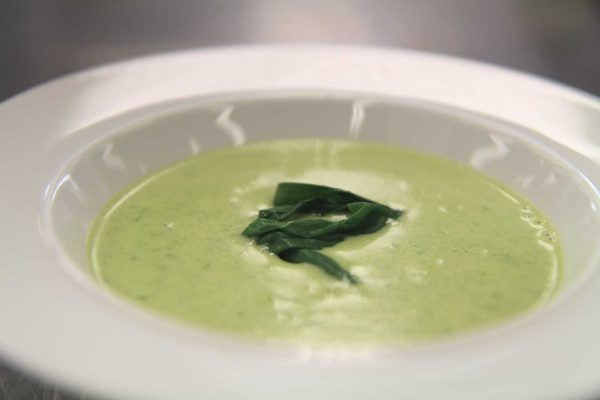 Krémová polévka s pistem z medvědího česneku a restovanou cuketou