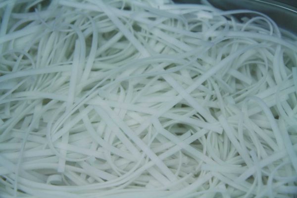 Vietnamská polévka Pho s rýžovými nudlemi a kuřecím masem