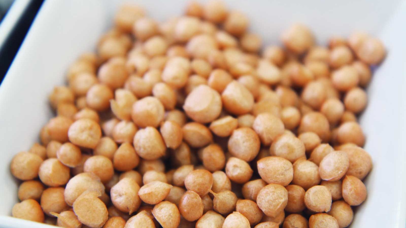 Slepičí vývar se zeleninou a smaženým hráškem