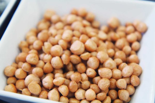 Slepičí vývar se zeleninou a smaženým hráškem