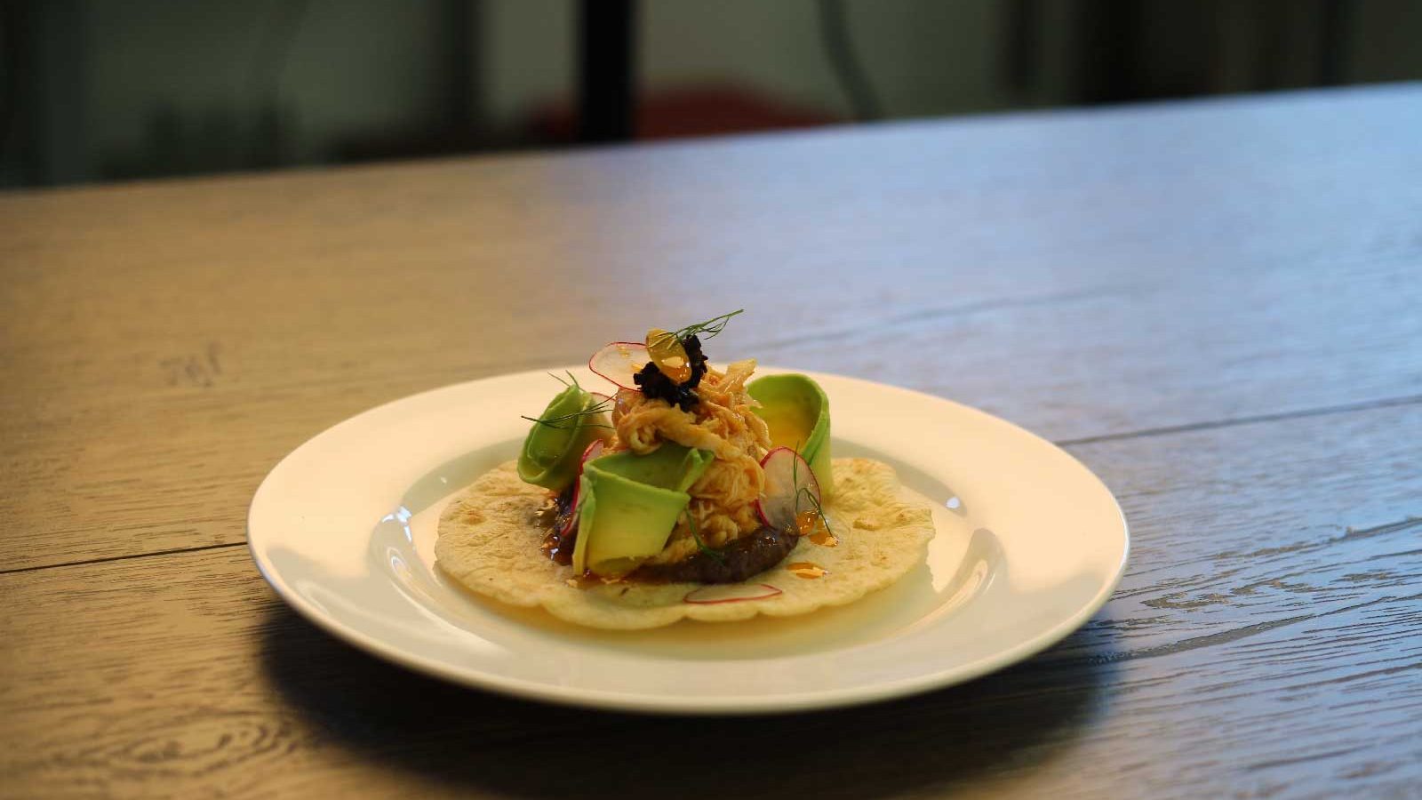 TACOS S KUŘECÍ TINGOU, FAZOLEMI A GUACAMOLE